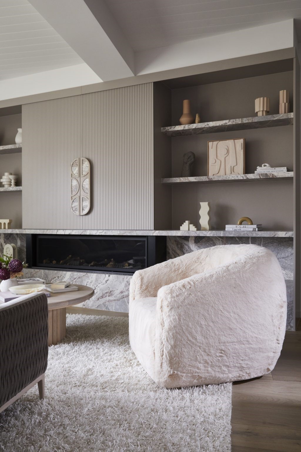 Putting the focus on relaxation and togetherness with a brand-new Lopi gas heater in Melbourne, the Mount Buller home creates a cosy vibe to take off wet ski gears after a day on the slopes. This gas insert fireplace looks stunning and offers a sophisticated environment to chill out. So, what do you think about Bec’s new home renovation, featuring our Lopi fireplace? 