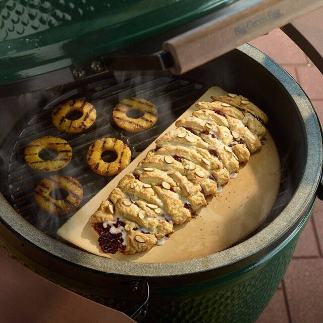 Big Green Egg - Half Conveggtor Stone