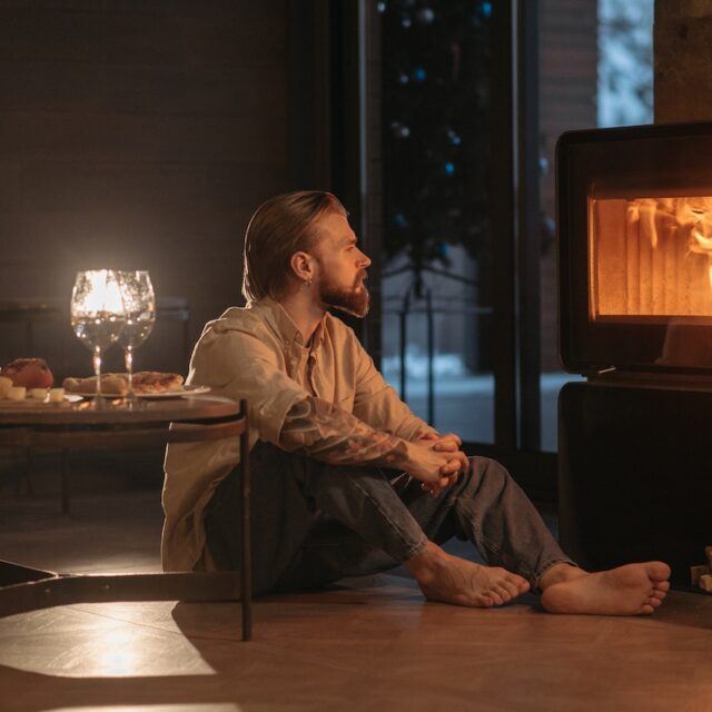 Slow-combustion fireplaces vs. open fireplaces: Let's compare!